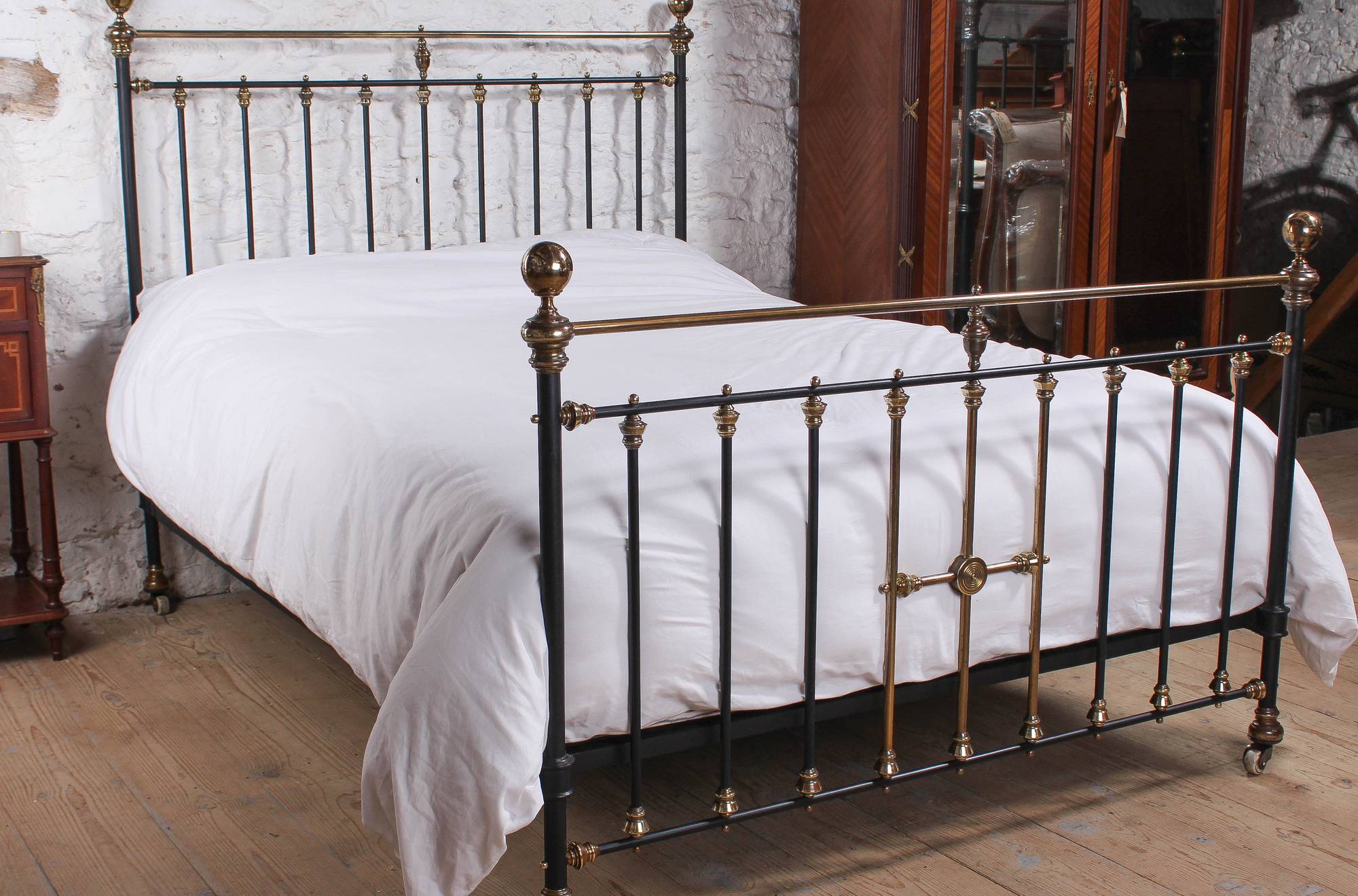 Individual Classic Victorian 5Ft king size brass and iron bed